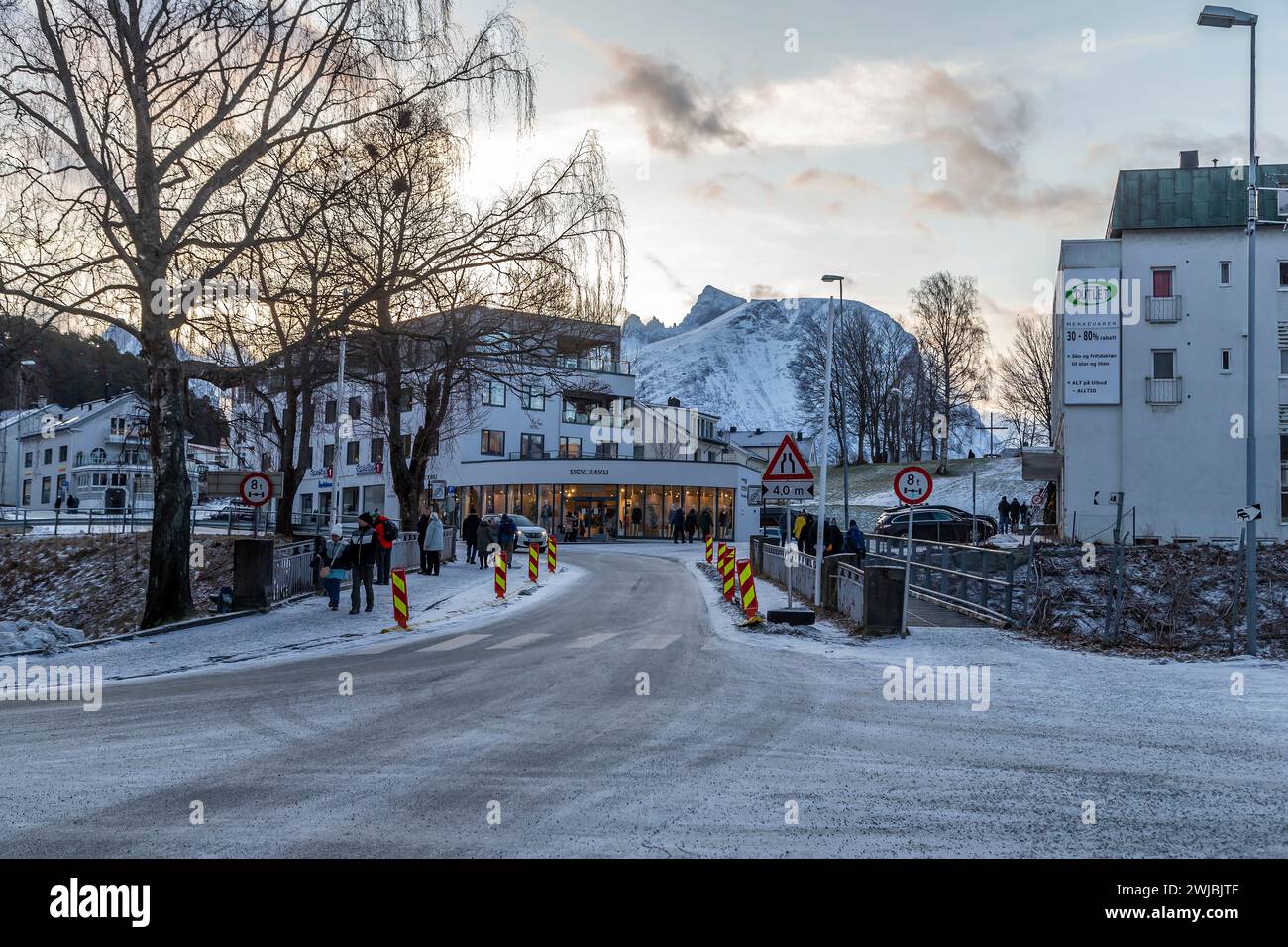 Sigv. Kavli Cloths Shop und andere in Andalsnes, Norwegen Stockfoto