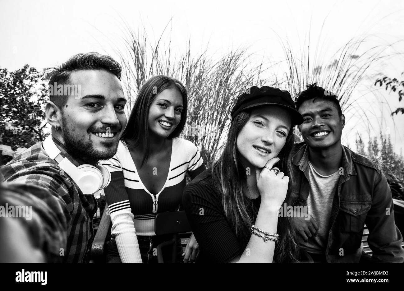 Multikulturelle Jungs und Mädchen, die Selfie im Freien machen - Happy Friendship Konzept für junge multiethnische Menschen, die gemeinsam einen lustigen Tag verbringen Stockfoto