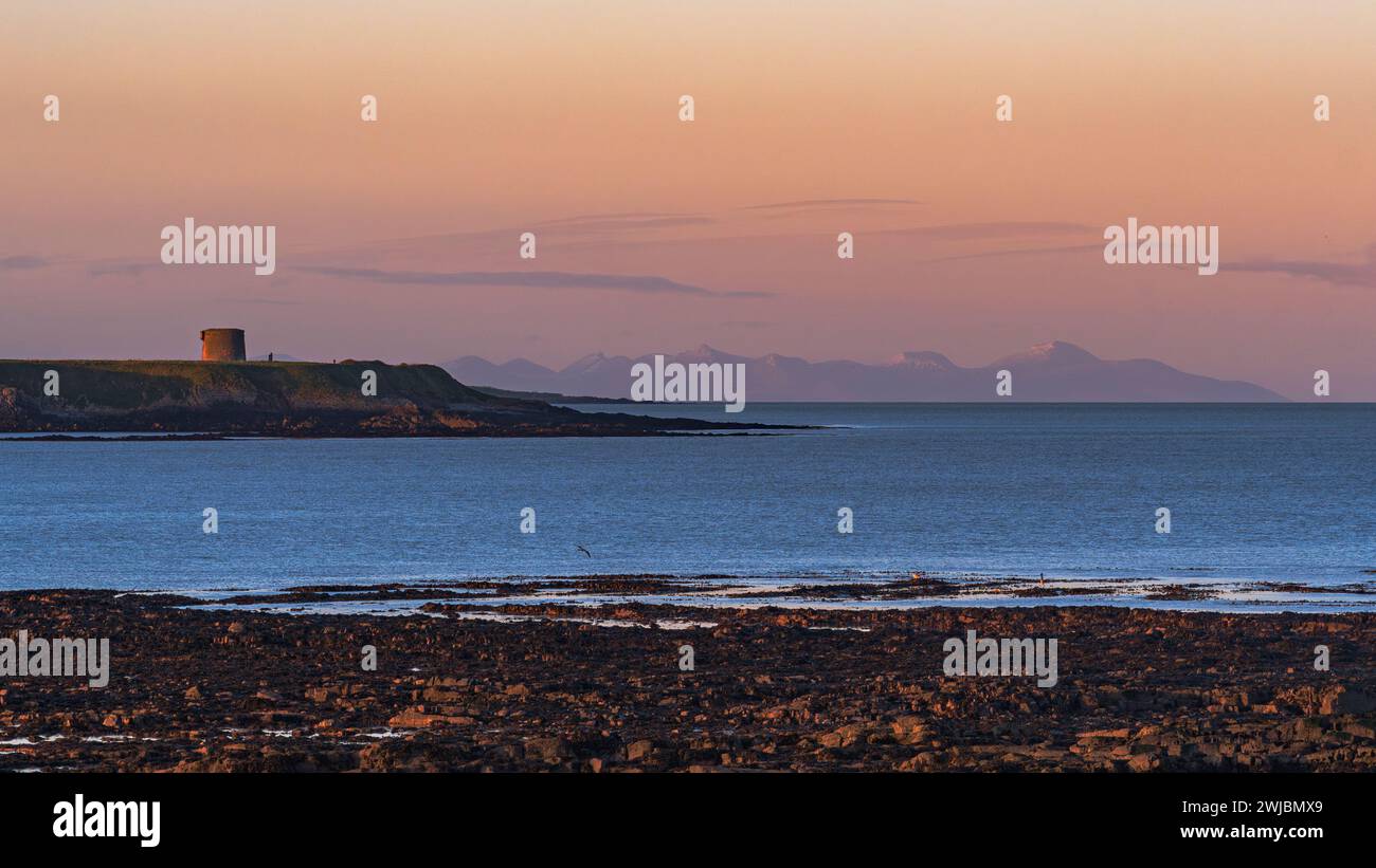 Die Mourne Mountains von Rush bei Sonnenuntergang mit etwas Schnee auf den Gipfeln Stockfoto