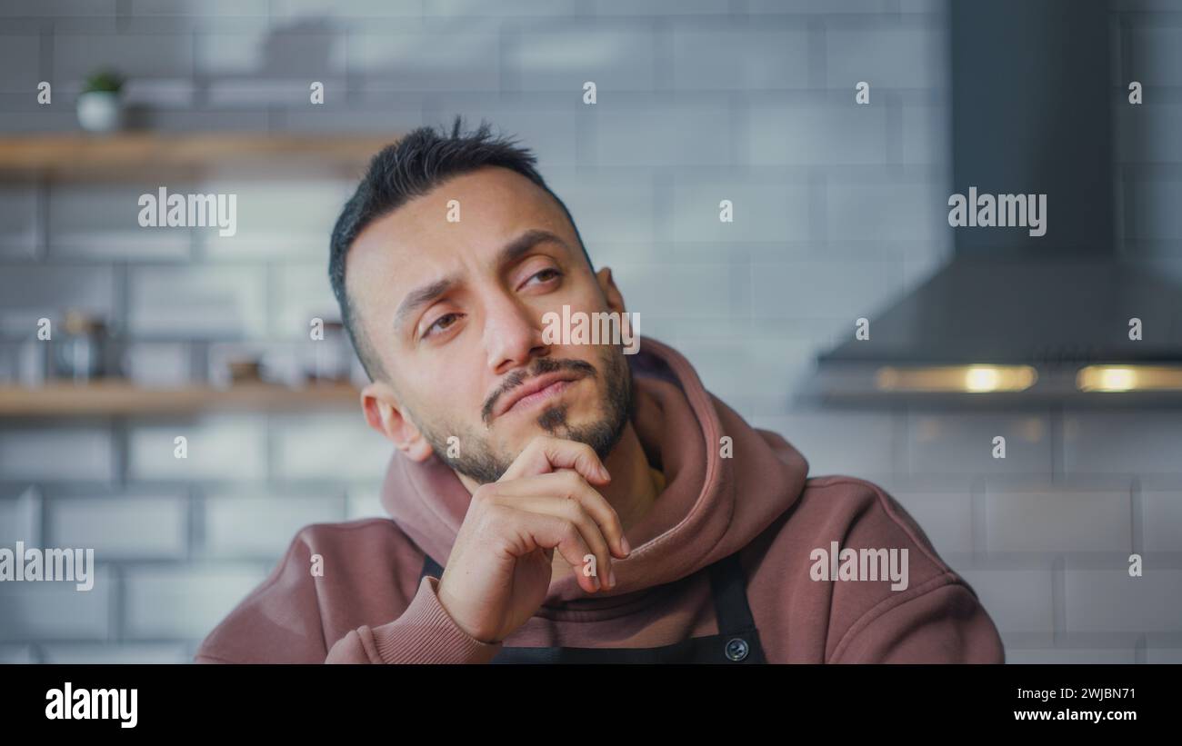 Nachdenklicher Mann denkt Idee und Lösung. Männliche denken tief in Gedanken über die Suche nach Lösung, schwieriges kreatives nachdenkliches Nachdenken bei Kitc Stockfoto