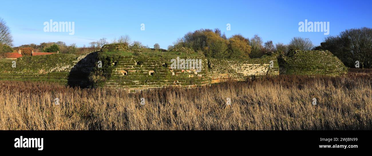 Herbstblick über Bolingbroke Castle, eine ruinöse sechseckige Burg im Dorf Bolingbroke, Lincolnshire, England, Großbritannien Stockfoto