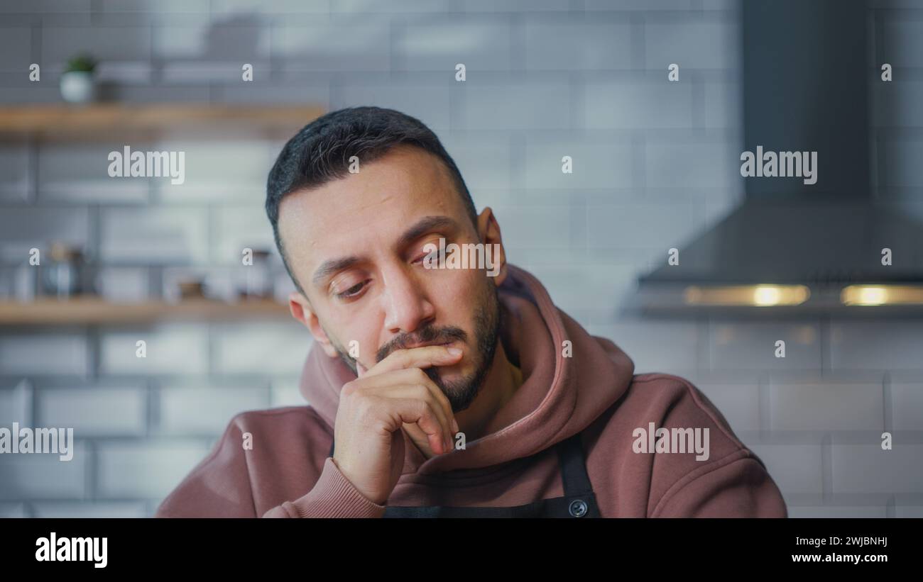 Verwirrter nachdenklicher Mann denkt Idee und Lösung. Männliche Gedanken in Gedanken, träumen nach einer Lösung, schwieriges kreatives nachdenkliches Denken Stockfoto