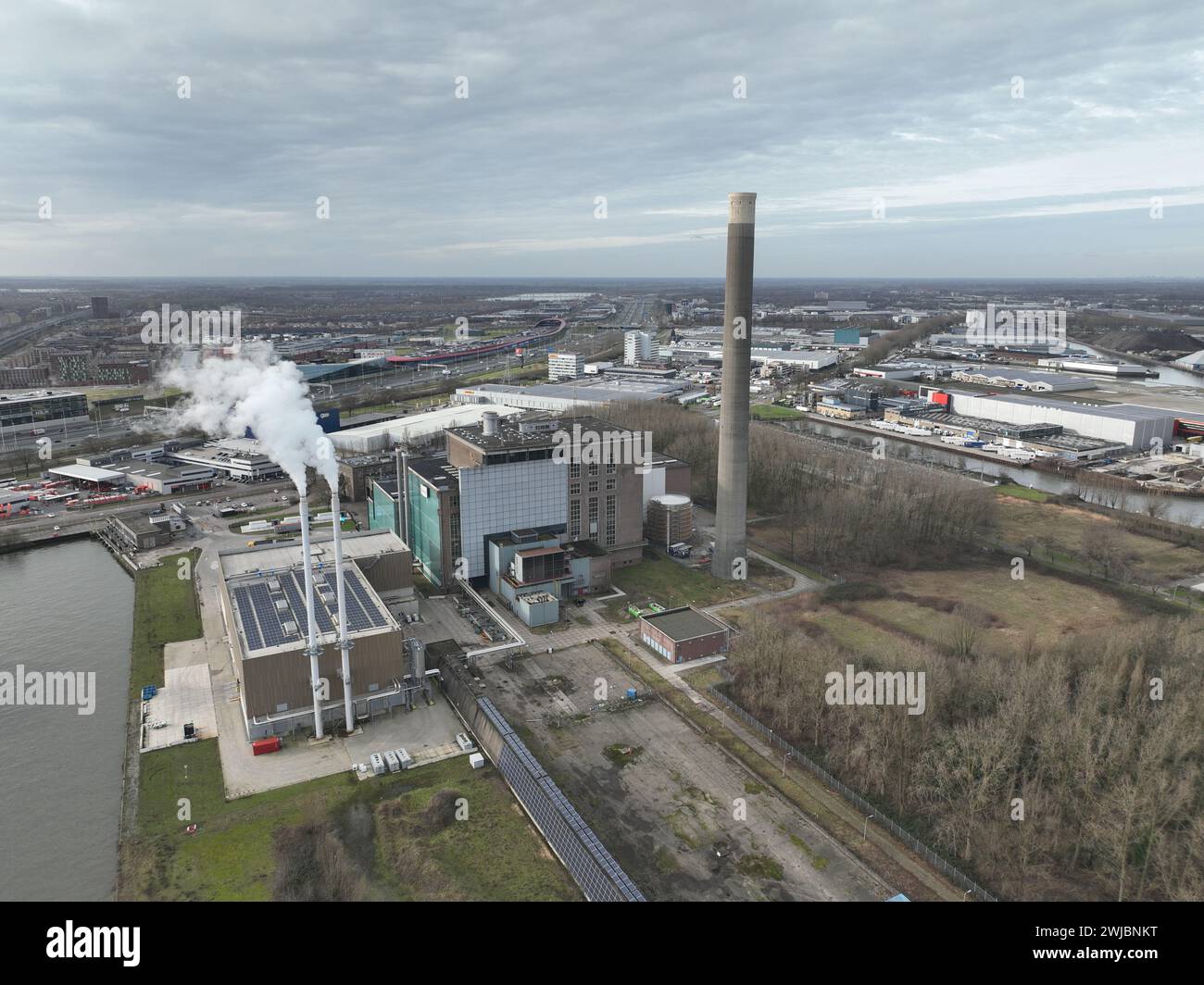 Utrecht, Niederlande, 7. Februar 2024: Schornsteine in der Centrale Lage Weide, betrieben von Eneco, Energieversorger und Energieunternehmen. Liefert Strom Stockfoto