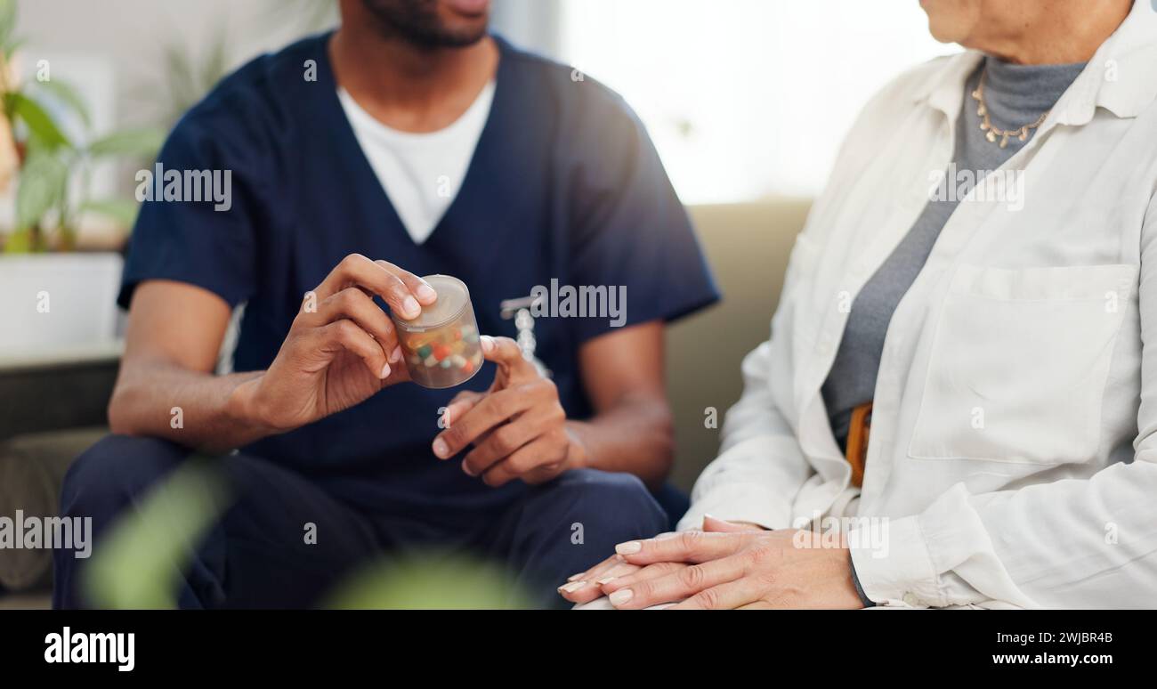 Krankenschwester, Patient und Pillen, Anweisungen und Hilfe für die Behandlung Dosierung, Medizin und Altenpflege. Pharmazeutika, Beratung und Betreuungsperson Stockfoto