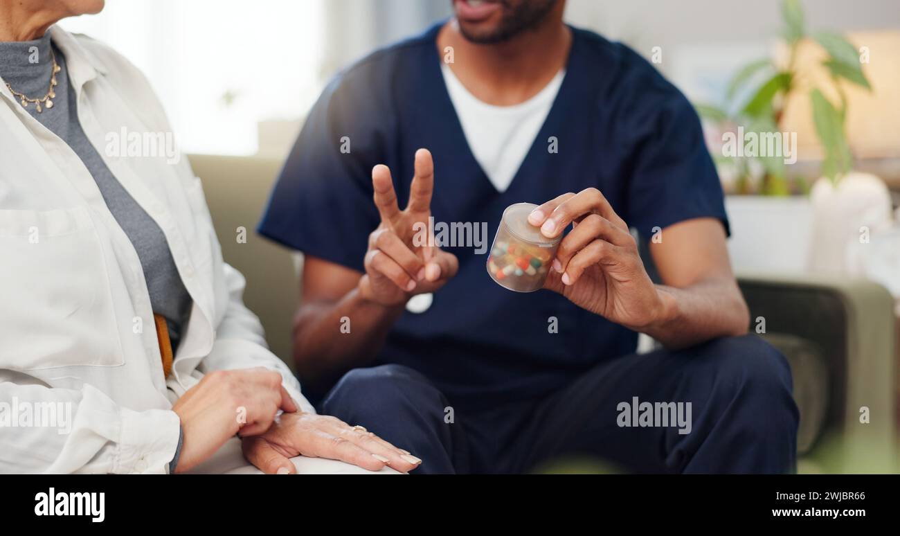 Krankenschwester, Patient und Pillen, Anweisungen und Hilfe für die Behandlung Dosierung, Medizin und Altenpflege. Pharmazeutika, Beratung und Betreuungsperson Stockfoto