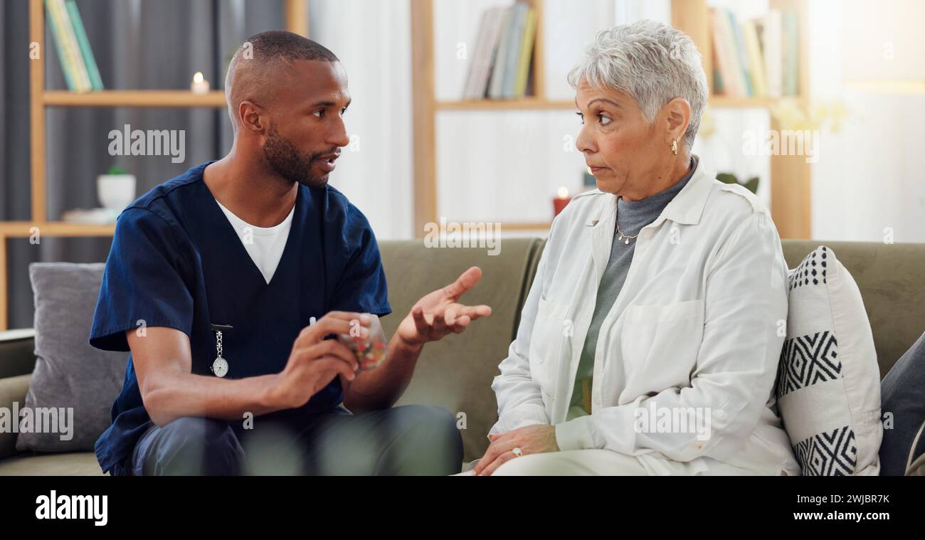 Betreuer, Patient und Pillen, Anweisungen und Hilfe für die Behandlung Dosierung, Medizin und Altenpflege. Pharmazeutika, Beratung und afrikanische Krankenschwester Stockfoto