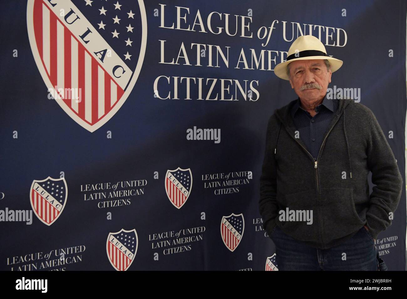 Washington Dc, Usa. Februar 2024. Der mexikanisch-amerikanische Schauspieler Edward James Olmos spricht auf der LULAC-Konferenz „Bridging the Gap in Latino Education“ am 14. Februar 2024 im Ballsaal des Mayflower Hotels in Washington, DC, USA, über die Bedeutung von Disziplin und hohen Erwartungen für den Erfolg. (Foto: Lenin Nolly/NurPhoto) Credit: NurPhoto SRL/Alamy Live News Stockfoto