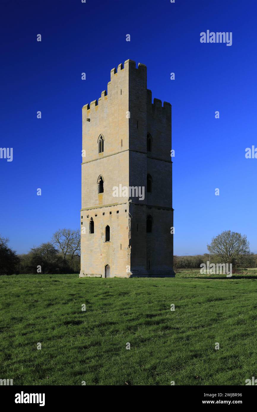 Blick auf den South Kyme Donjon, einen Turm aus dem 14. Jahrhundert an einem sächsischen Wassergraben, South Kyme Village, North Kesteven District in Lincolnshire, England. Stockfoto