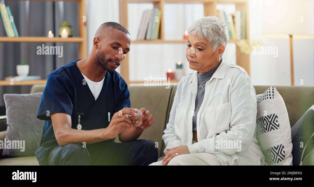 Betreuer, Patient und Pillen, Anweisungen und Hilfe für die Behandlung Dosierung, Medizin und Altenpflege. Pharmazeutika, Beratung und afrikanische Krankenschwester Stockfoto