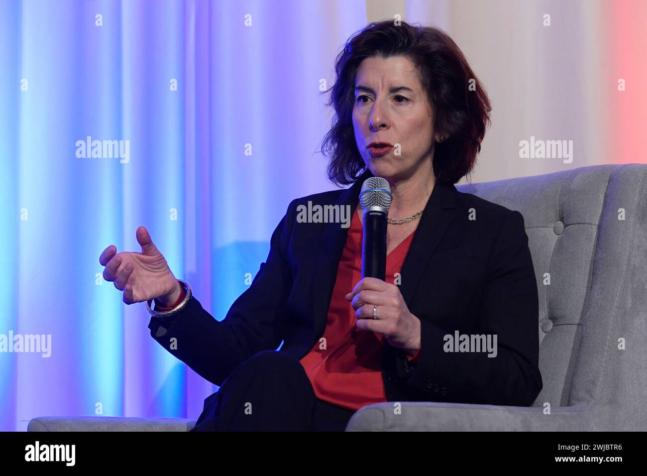 Washington, USA. Februar 2024. US-Handelsministerin Gina Raimondo spricht heute am 14. Februar 2024 im Ballroom/Mayflower Hotel in Washington DC, USA auf einer LULAC-Konferenz „Fostering Latino Economic Growth“ über Unternehmertum und wirtschaftliche Chancen. (Foto: Lenin Nolly/SIPA USA) Credit: SIPA USA/Alamy Live News Stockfoto