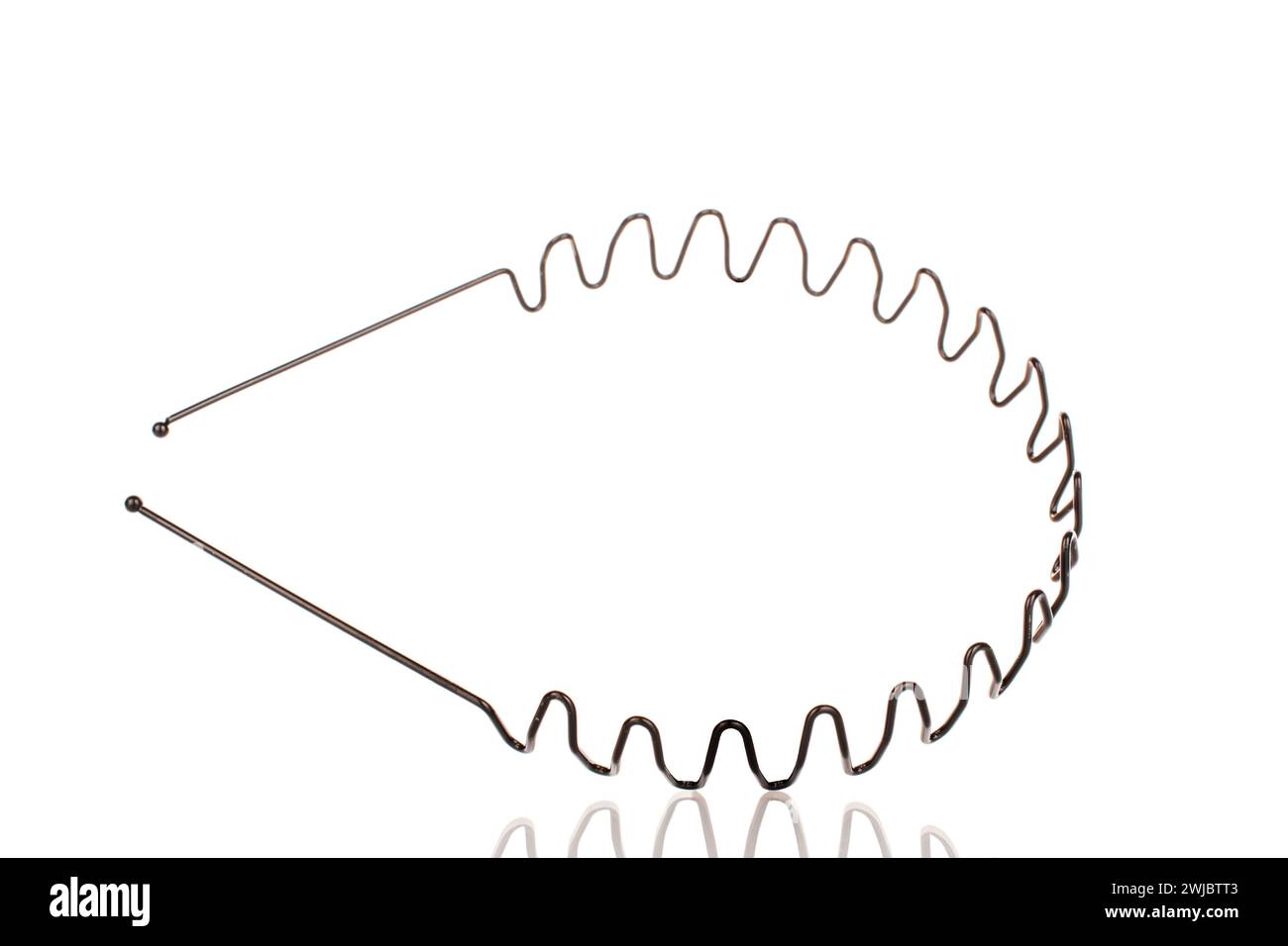 Ein Metall-Haarreif, Makro, isoliert auf weißem Hintergrund. Stockfoto