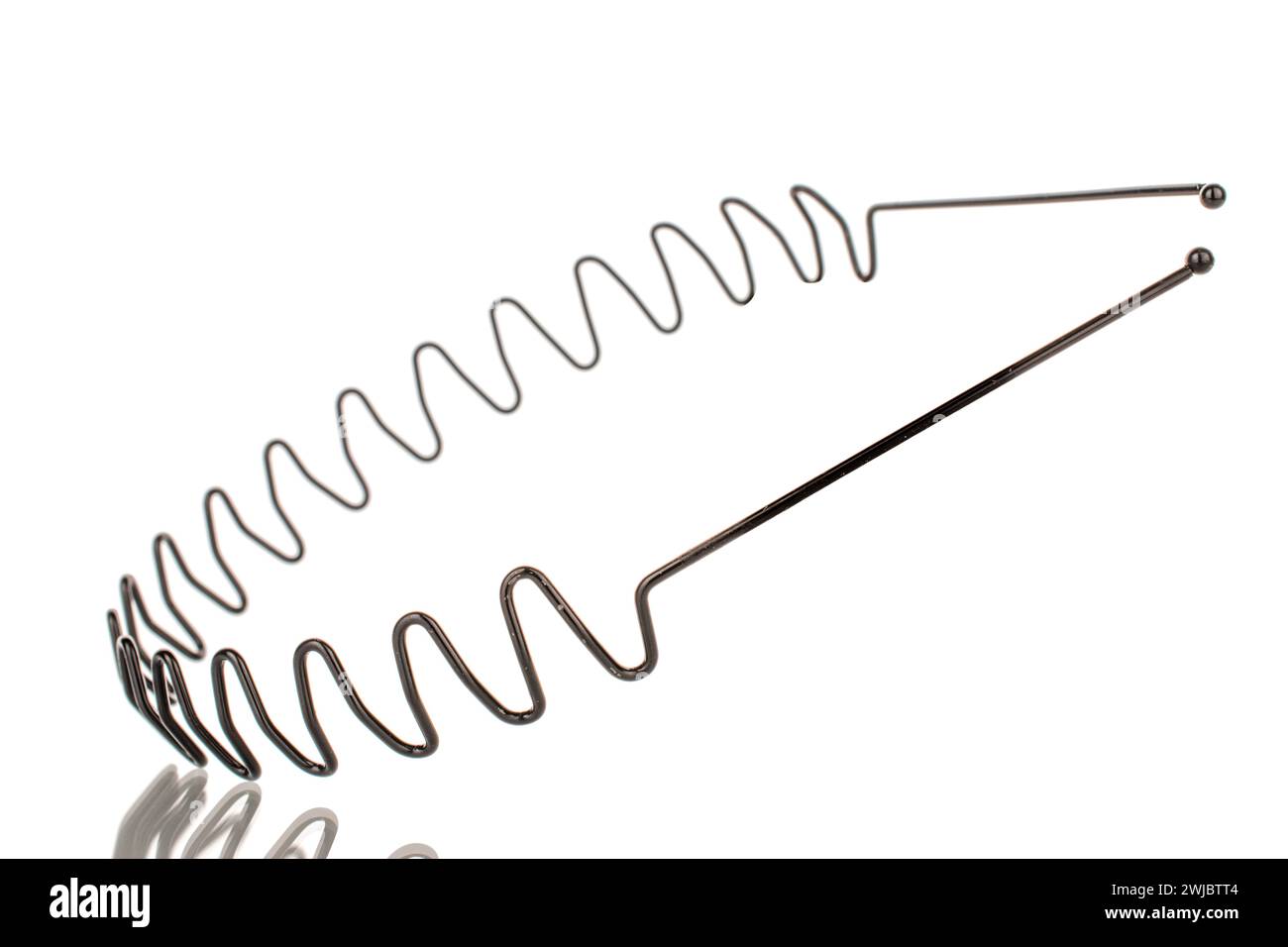 Ein Metall-Haarreif, Makro, isoliert auf weißem Hintergrund. Stockfoto