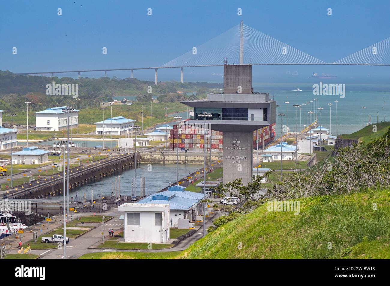 Colon, Panama - 22. Januar 2024: Landschaftsansicht der Schleusen von Agua Clara und des Kontrollturms auf dem Panamakanal Stockfoto