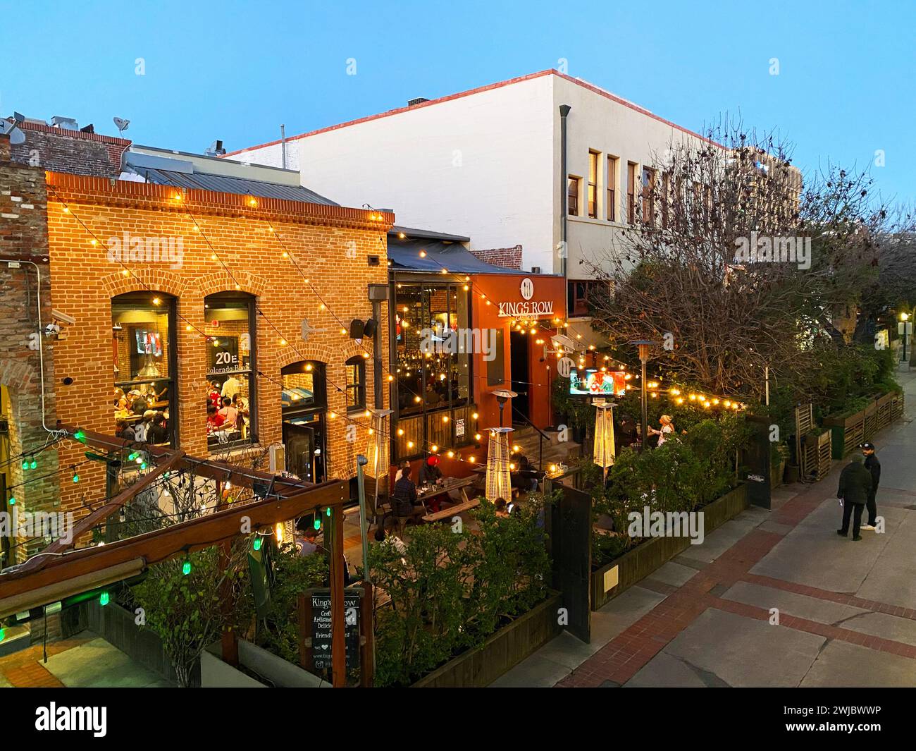 Essen im Freien in Pasadena, Kalifornien, Abendessen im Freien bei Sommerwetter am Abend, gemütliches Abendessen draußen auf dem Bürgersteig Stockfoto