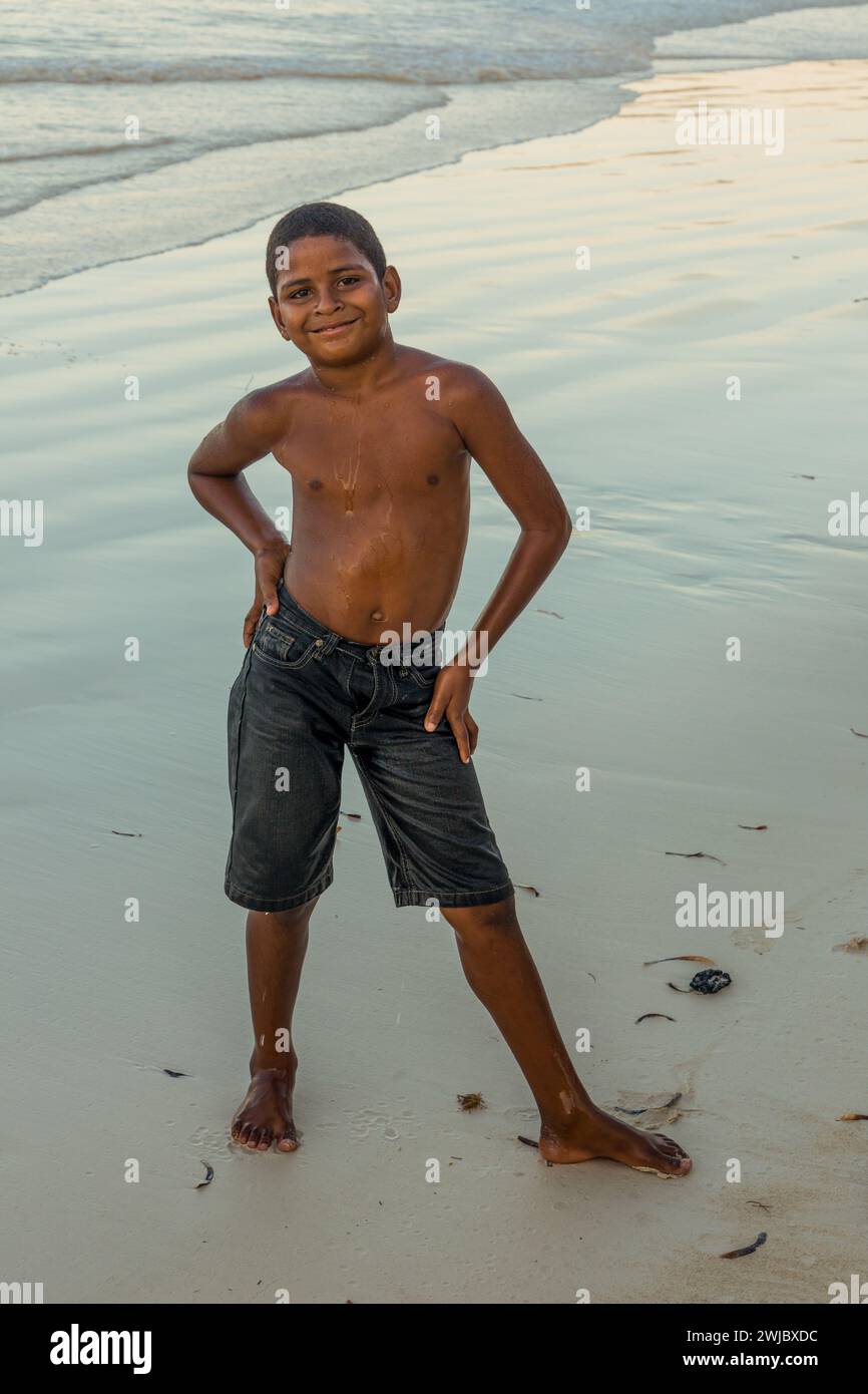 Ein junger dominikanischer Junge schwimmt am Strand von Bahia de Las Galeras auf der Samana-Halbinsel, Dominikanische Republik. Stockfoto