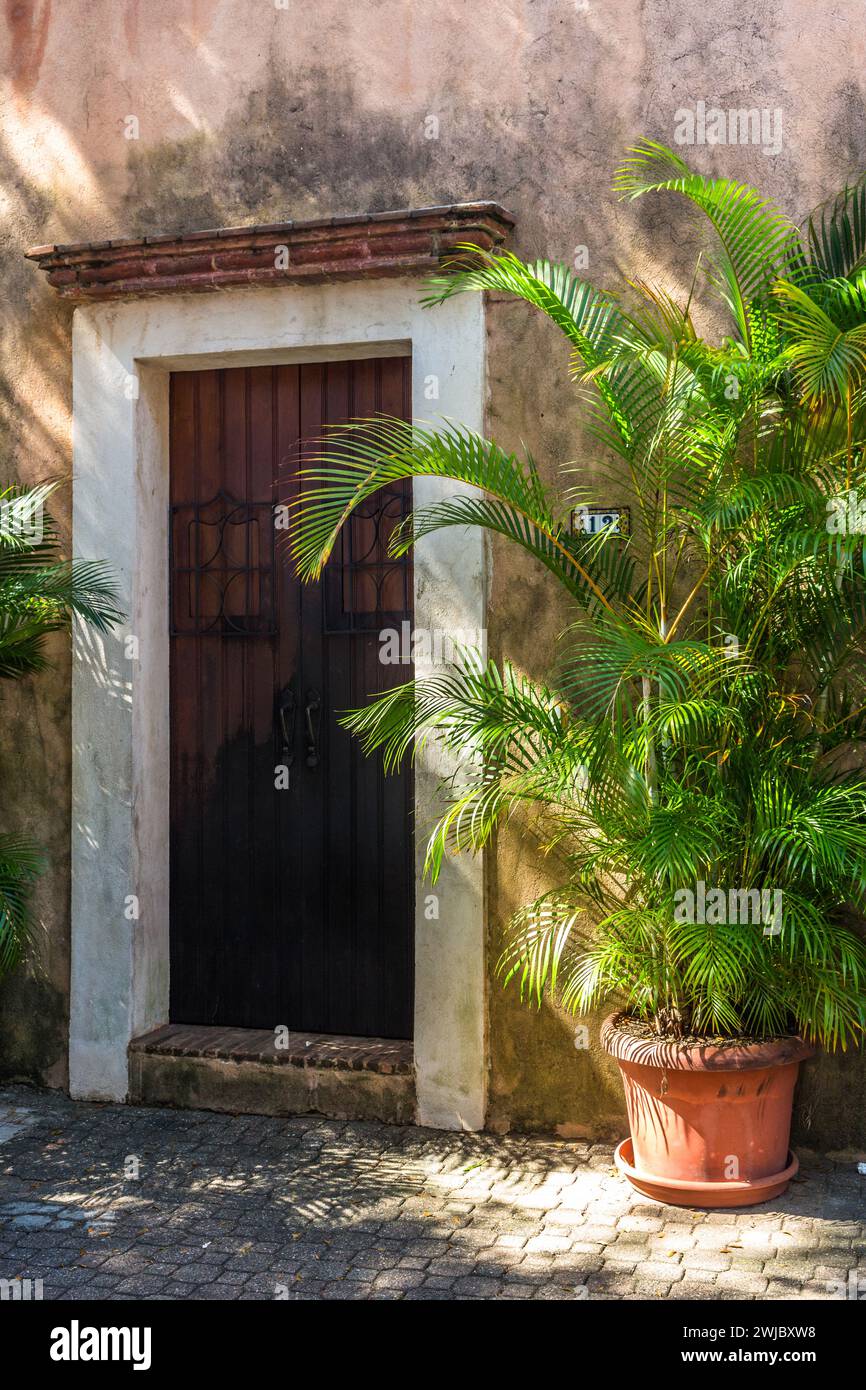 Hölzerne Tür eines alten Kolonialhauses in der Kolonialstadt Santo Domingo, Dominikanische Republik. Ein UNESCO-Weltkulturerbe. Stockfoto
