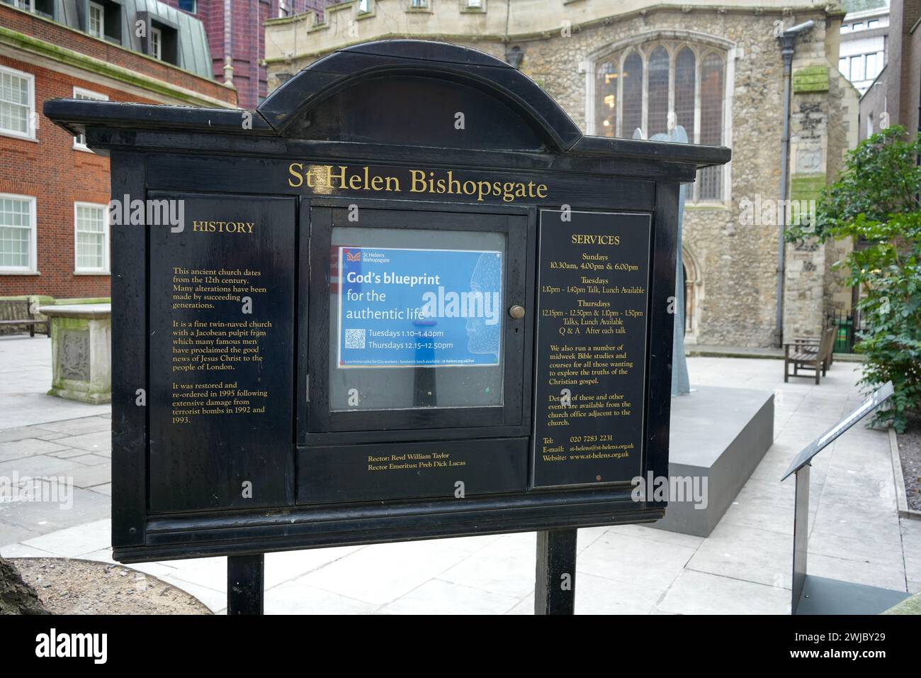 Das Schild vor der St. Helen's Church, dem Bischopsgate und der anglikanischen Kirche aus dem 12. Jahrhundert. Stockfoto Das Schild vor der St. Helen's Church, dem Bischopsgate und der anglikanischen Kirche aus dem 12. Jahrhundert. Stockfoto