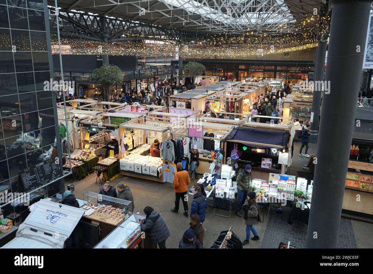 Verkaufsstände und Shopper am Old Spitalfields Market, seit 1666 Handel. Stockfoto