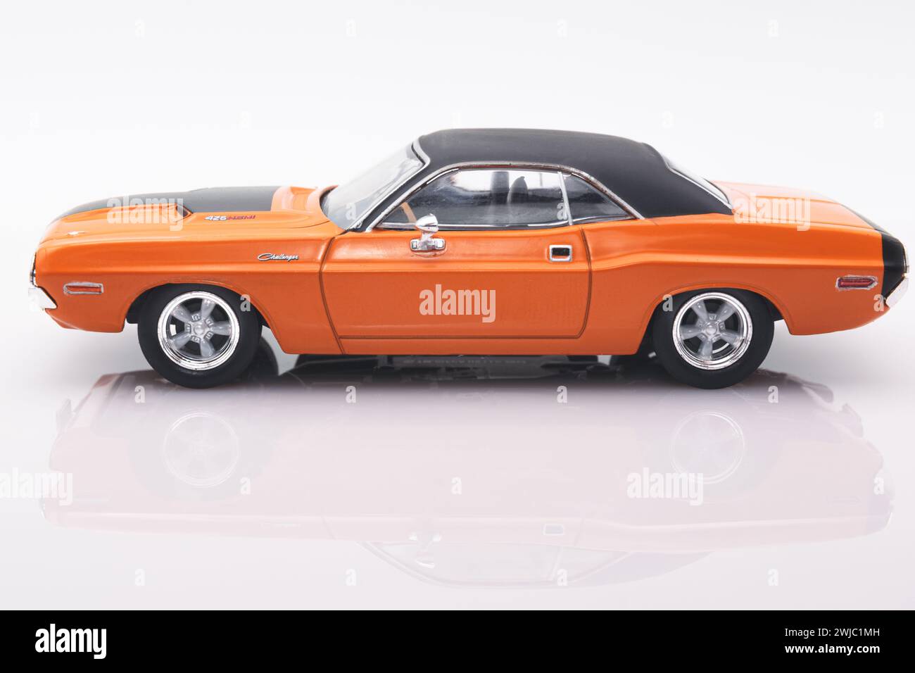 Fast&Furious Dodge Challenger R/T Stingray 1:43-Modellauto, Seitenansicht, weißer Hintergrund mit Reflexion Stockfoto