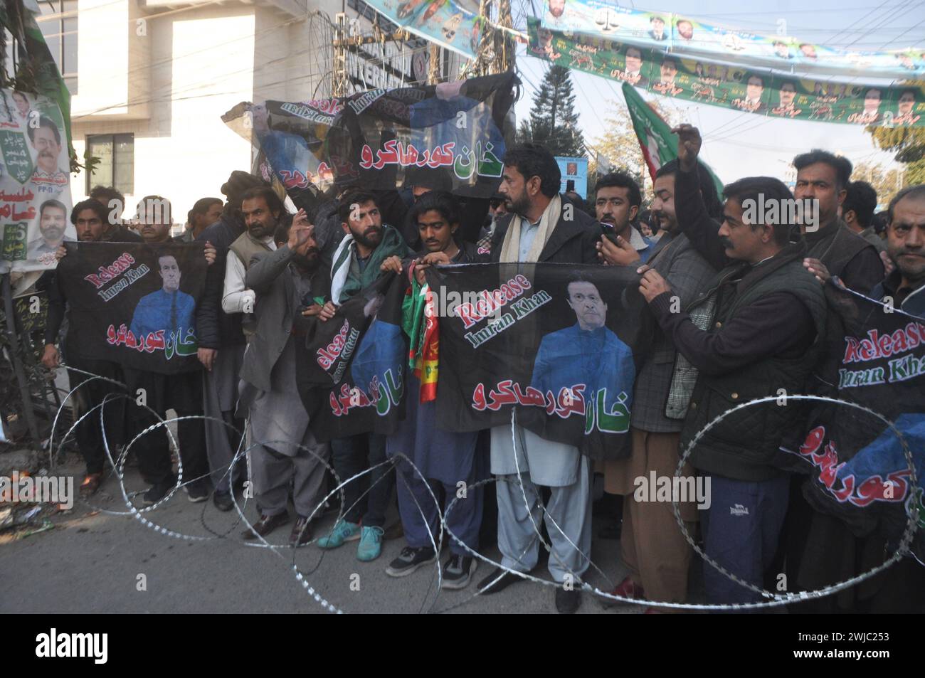 Rawalpindi, Pakistan. Februar 2024. Anhänger der pakistanischen Tehreek-e-Insaf (PTI)-Partei kannten Parolen während eines Protestes vor einem Wahlbüro in Rawalpindi am 11. Februar 2024, da behauptet wird, dass Verzögerungen bei den Wahlergebnissen es den Beamten erlauben, die Stimmenzählung zu manipulieren. Die Polizei in Pakistan warnte am Sonntag, dass sie gegen illegale Versammlungen vorgehen werde, nachdem die Partei des ehemaligen Premierministers Imran Khan an an Anhänger appellierte, gegen angebliche Manipulation der Wahlen in der vergangenen Woche zu protestieren. (Foto: Raja Imran Bahadar/Pacific Press/SIPA USA) Credit: SIPA USA/Alamy Live News Stockfoto