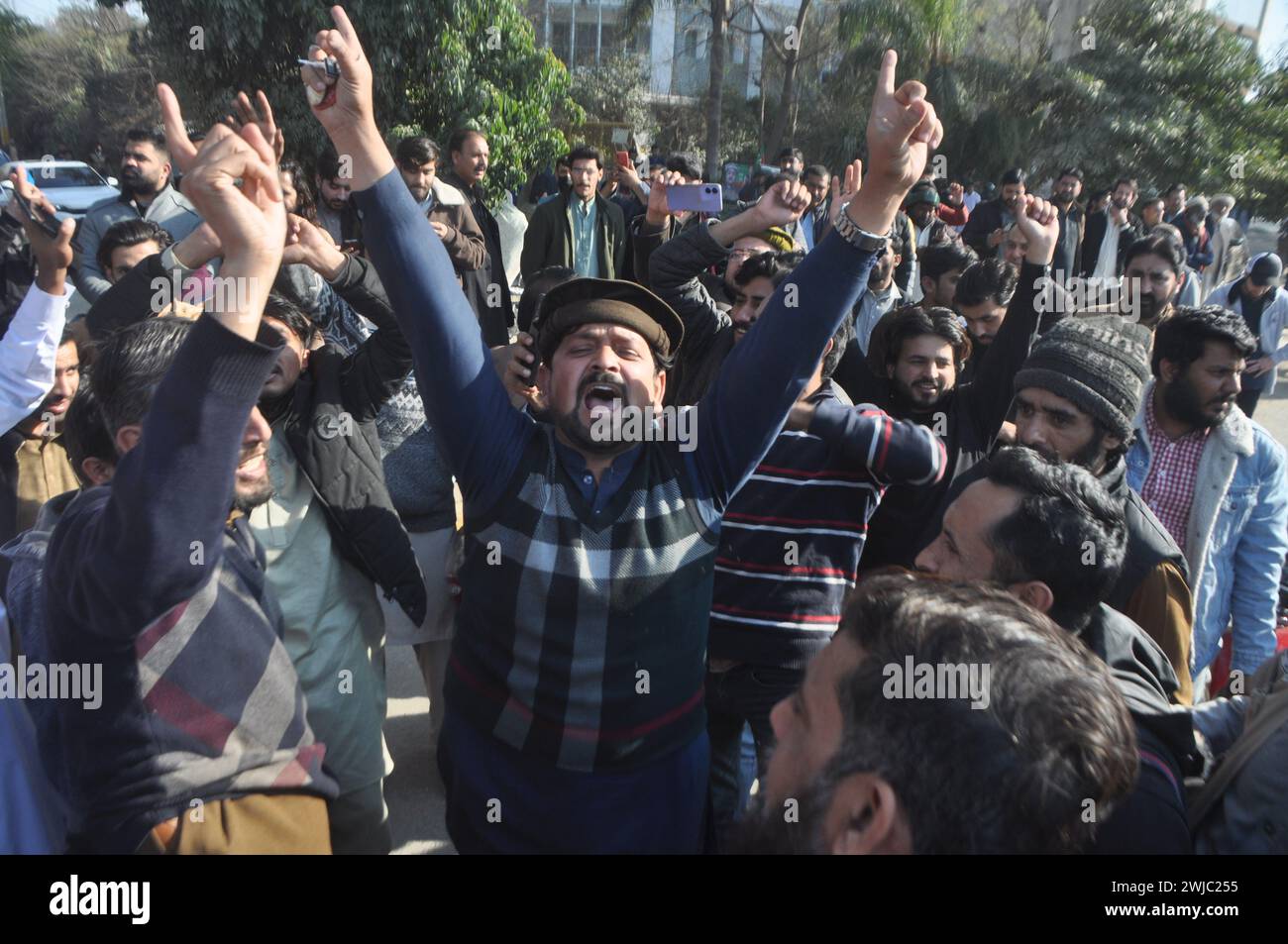 Rawalpindi, Pakistan. Februar 2024. Anhänger der pakistanischen Tehreek-e-Insaf (PTI)-Partei kannten Parolen während eines Protestes vor einem Wahlbüro in Rawalpindi am 11. Februar 2024, da behauptet wird, dass Verzögerungen bei den Wahlergebnissen es den Beamten erlauben, die Stimmenzählung zu manipulieren. Die Polizei in Pakistan warnte am Sonntag, dass sie gegen illegale Versammlungen vorgehen werde, nachdem die Partei des ehemaligen Premierministers Imran Khan an an Anhänger appellierte, gegen angebliche Manipulation der Wahlen in der vergangenen Woche zu protestieren. (Foto: Raja Imran Bahadar/Pacific Press/SIPA USA) Credit: SIPA USA/Alamy Live News Stockfoto