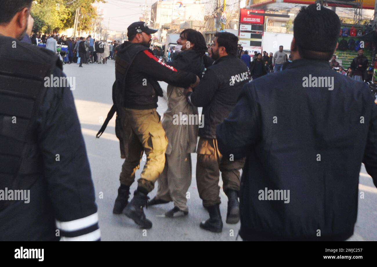 Rawalpindi, Pakistan. Februar 2024. Anhänger der pakistanischen Tehreek-e-Insaf (PTI)-Partei kannten Parolen während eines Protestes vor einem Wahlbüro in Rawalpindi am 11. Februar 2024, da behauptet wird, dass Verzögerungen bei den Wahlergebnissen es den Beamten erlauben, die Stimmenzählung zu manipulieren. Die Polizei in Pakistan warnte am Sonntag, dass sie gegen illegale Versammlungen vorgehen werde, nachdem die Partei des ehemaligen Premierministers Imran Khan an an Anhänger appellierte, gegen angebliche Manipulation der Wahlen in der vergangenen Woche zu protestieren. (Foto: Raja Imran Bahadar/Pacific Press/SIPA USA) Credit: SIPA USA/Alamy Live News Stockfoto