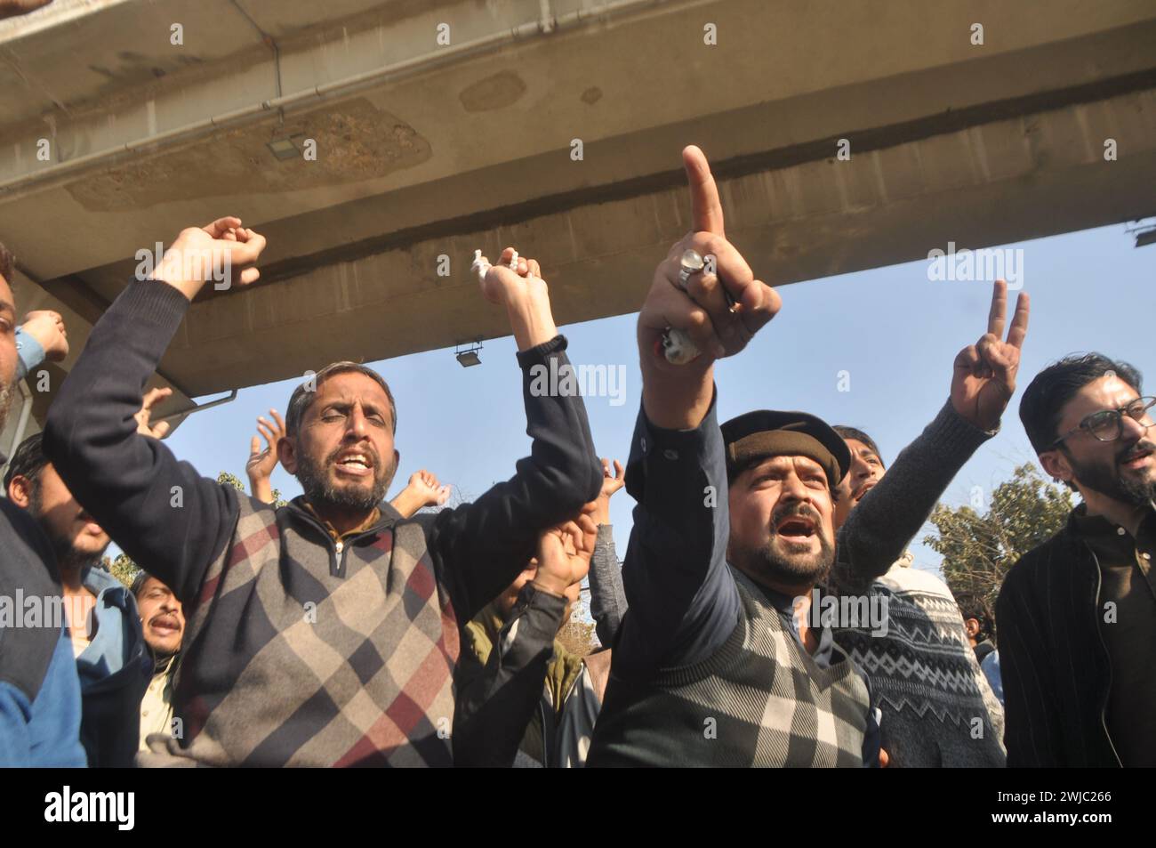 Rawalpindi, Pakistan. Februar 2024. Anhänger der pakistanischen Tehreek-e-Insaf (PTI)-Partei kannten Parolen während eines Protestes vor einem Wahlbüro in Rawalpindi am 11. Februar 2024, da behauptet wird, dass Verzögerungen bei den Wahlergebnissen es den Beamten erlauben, die Stimmenzählung zu manipulieren. Die Polizei in Pakistan warnte am Sonntag, dass sie gegen illegale Versammlungen vorgehen werde, nachdem die Partei des ehemaligen Premierministers Imran Khan an an Anhänger appellierte, gegen angebliche Manipulation der Wahlen in der vergangenen Woche zu protestieren. (Foto: Raja Imran Bahadar/Pacific Press/SIPA USA) Credit: SIPA USA/Alamy Live News Stockfoto