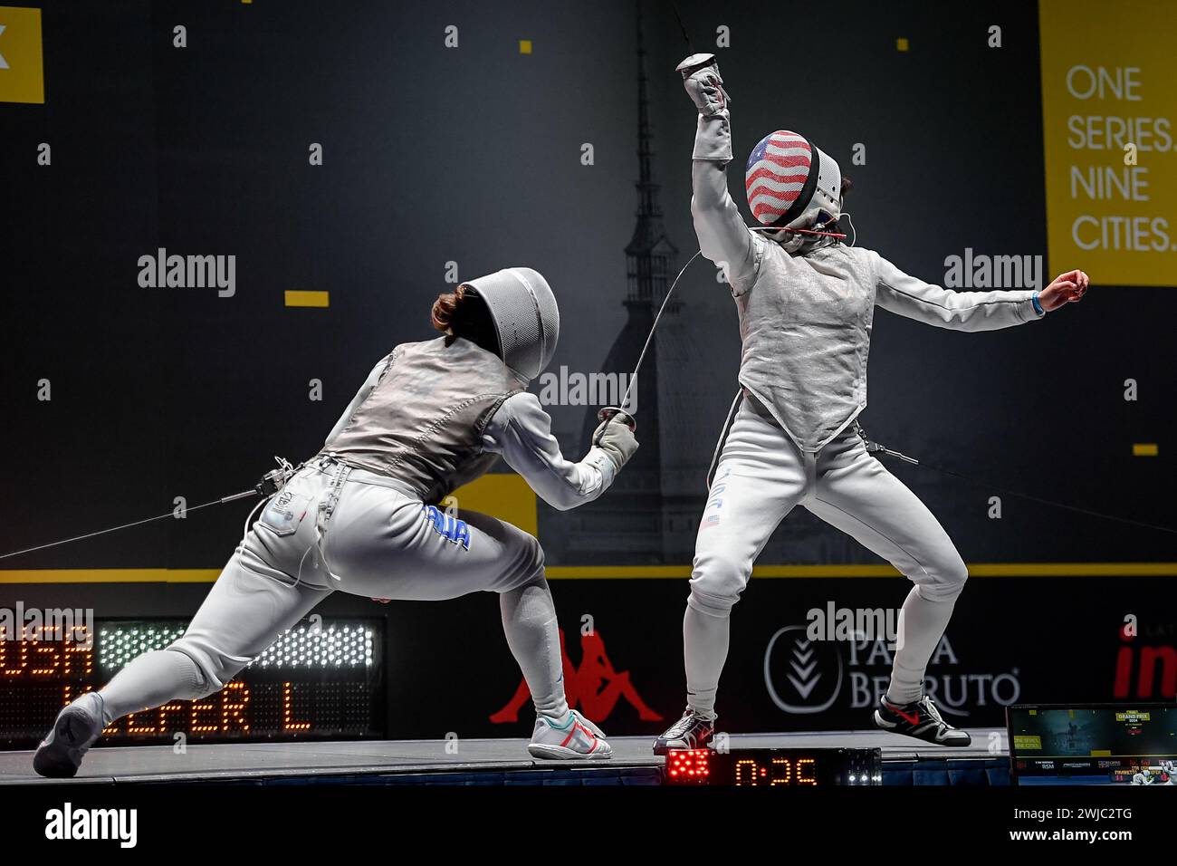 Turin, Italien. Februar 2024. Italien, Turin 11/02/2024 Inalpi Arena Grand Prix FIE Inalpi Trophy of Foil Turin 2024 Kiefer Lee (USA) Spiel gegen Favaretto Martina (ITA) während der Foil Grand Prix FIE Inalpi Trophy of Turin (Foto: Tonello Abozzi/Pacific Press/SIPA USA) Credit: SIPA USA/Alamy Live News Stockfoto