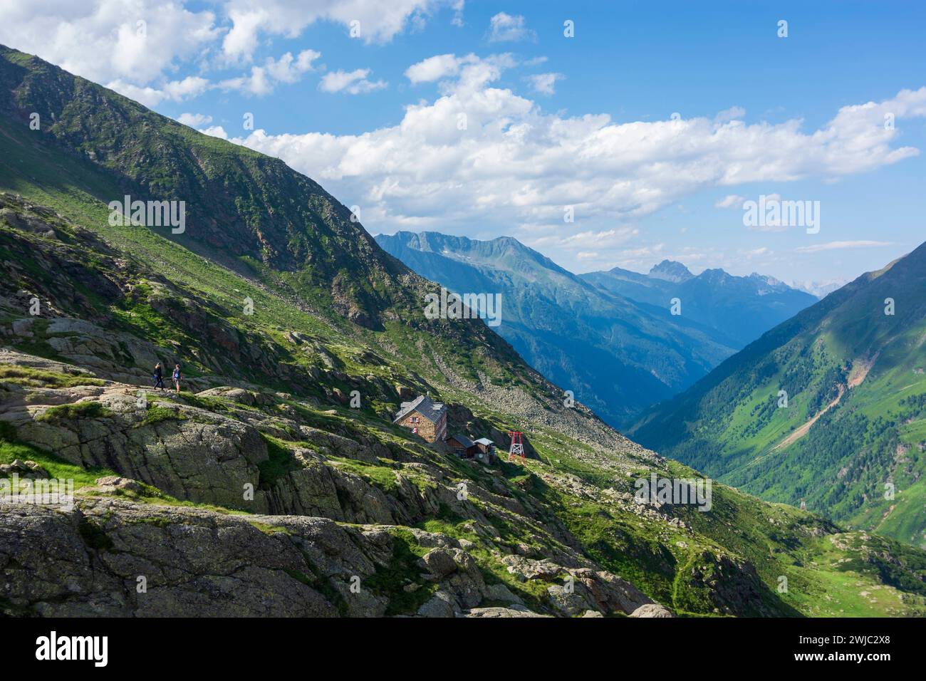 Almhütte Nürnberger Hütte, Wanderer, Langental Stubaier Alpen Stubaital Tirol, Tirol Österreich Stockfoto