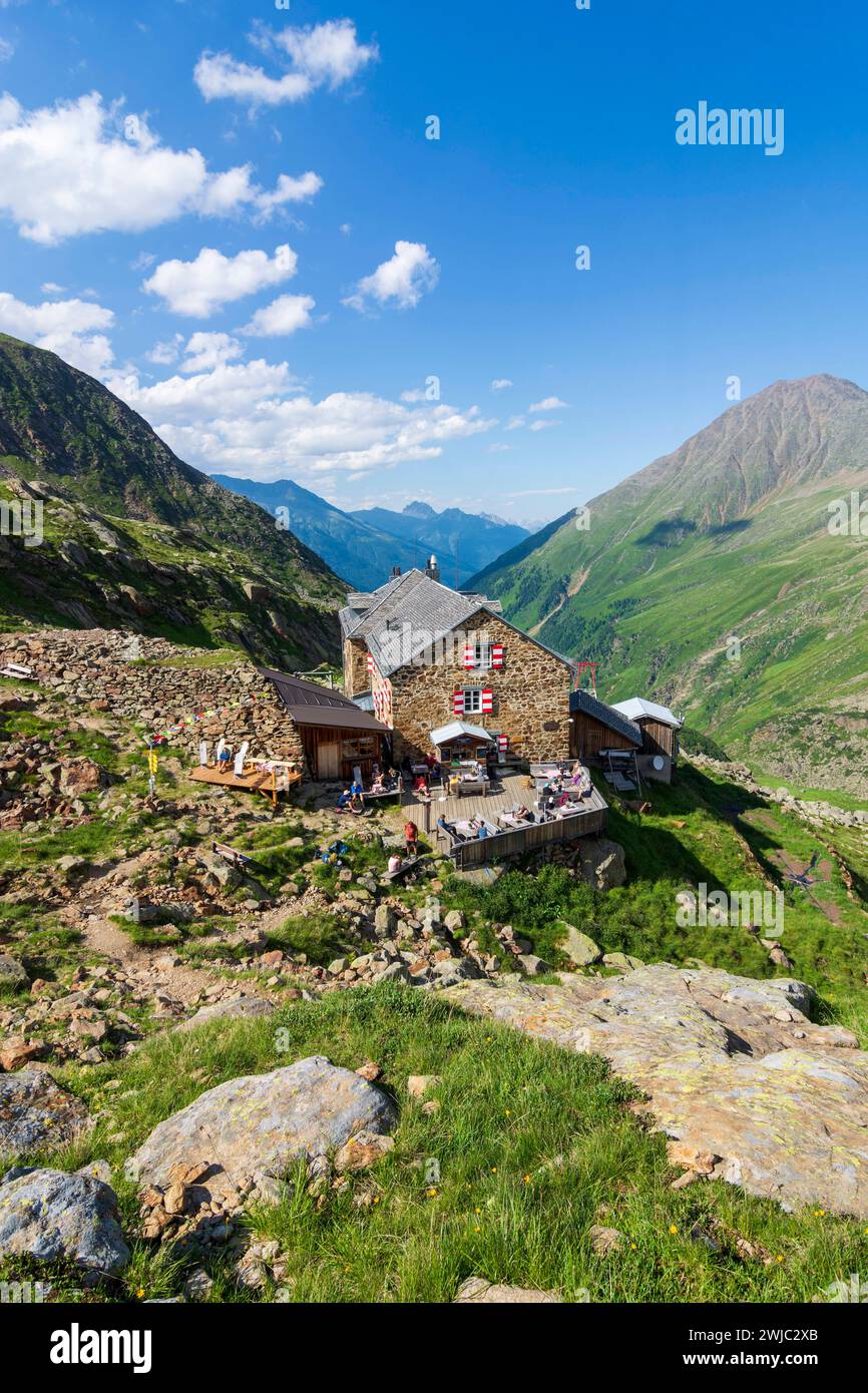 Berghütte Nürnberger Hütte, erholsamer und entspannender Wanderer Stubaier Alpen Stubaital Tirol, Tirol Österreich Stockfoto