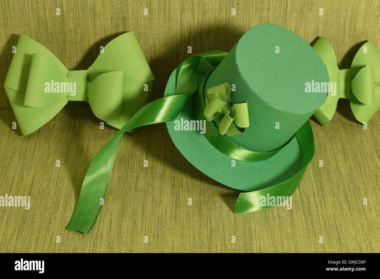 St. Patric Day Konzept. Grüner Papierhut und Papierbänder auf grünem Hintergrund Stockfoto