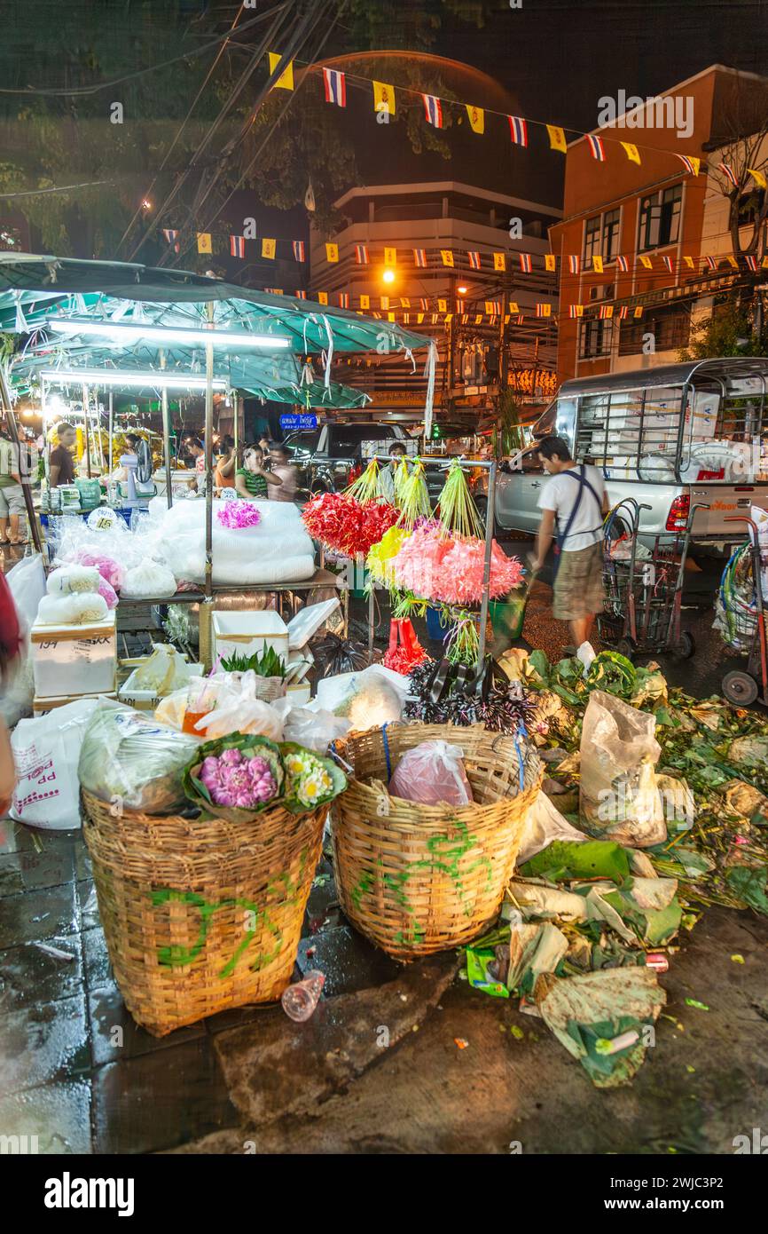 Bangkok, Thailand - 22. Dezember 2009: Menschen verkaufen Blumen, Obst und Haushaltswaren auf dem Blumen- und Nachtmarkt Paklong Talad in Chinatown, Ban Stockfoto