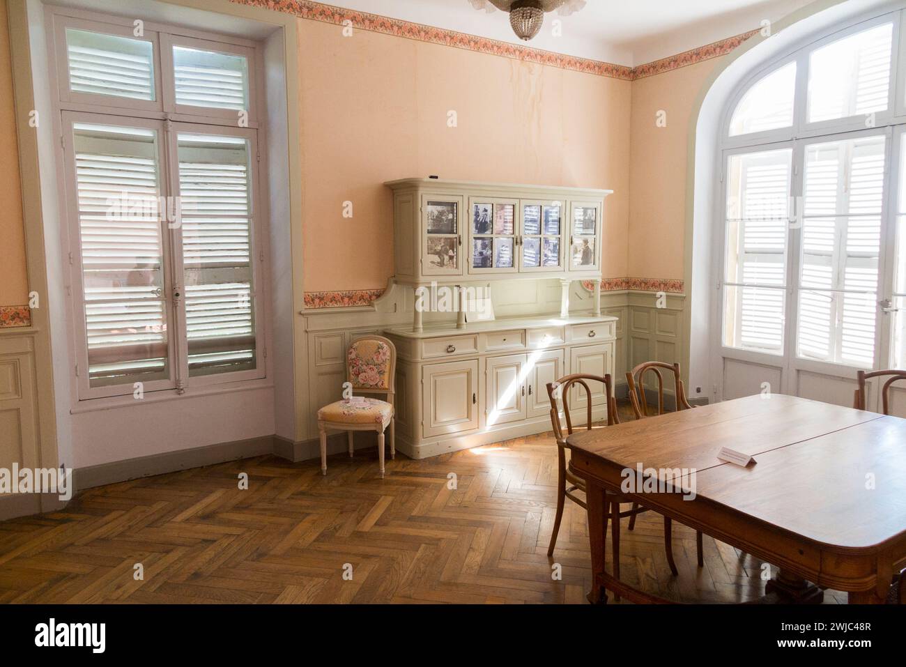 Speisesaal im Musée Renoir, dem ehemaligen Haus von Pierre Auguste Renoir in Cagnes-Sur-Mer, Frankreich, lebte und malte der Künstler in dem Haus. (135) Stockfoto