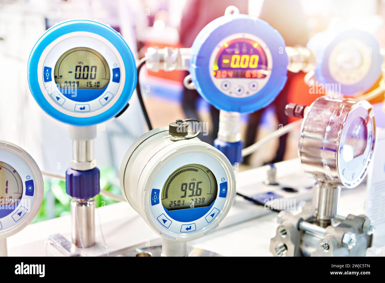 Elektronisches digitales Manometer für Präzisionsmessungen auf einer Industriemesse Stockfoto