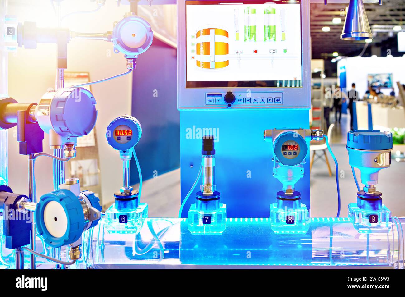 Elektronisches digitales Manometer und Geräte zur Berechnung des Wasserdurchflusses auf einer Industrieausstellung Stockfoto