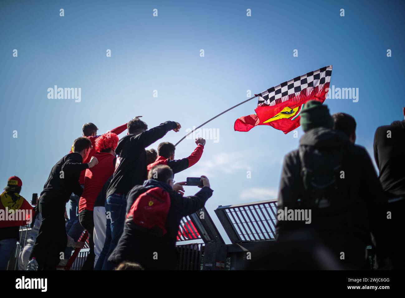 „Tifosi“-Fan der Scuderia Ferrari während des Shakedowns mit dem neuen Ferrari SF-24 für die F1-Saison 2024, 14. Februar 2024 Stockfoto