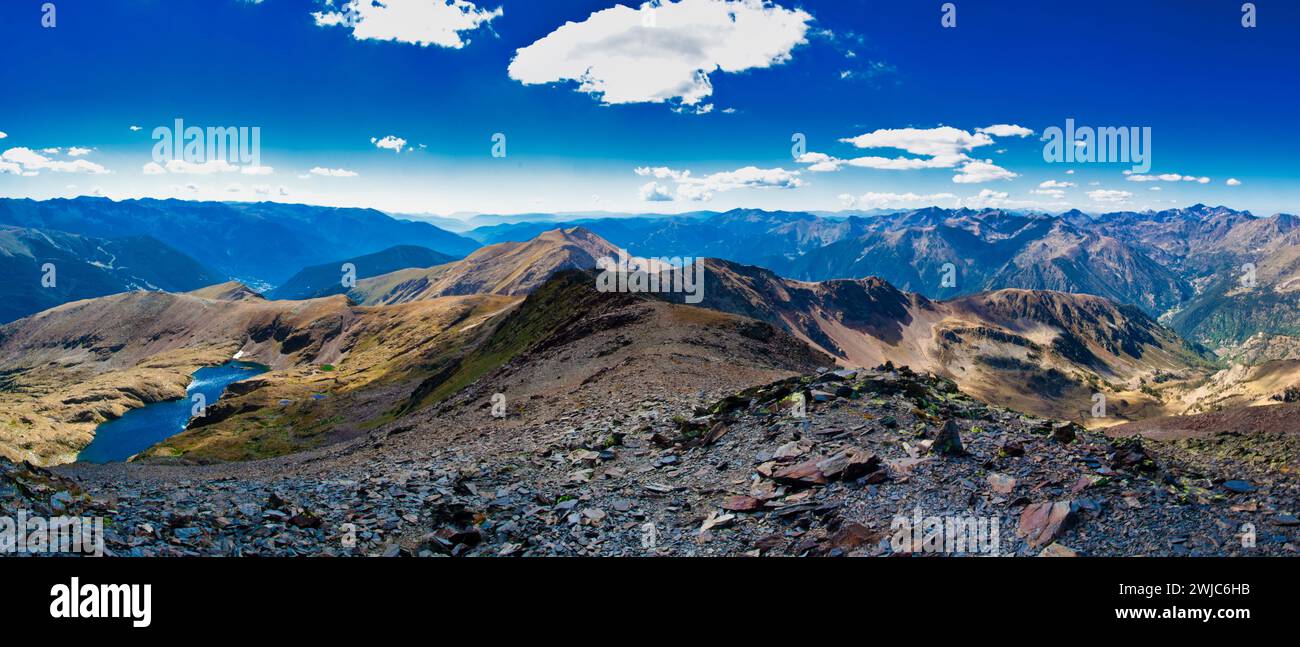 Wunderschöne Berglandschaft mit einem ruhigen See im Herzen: Andorra, Pyrenäen, Estanyo Gipfel Stockfoto