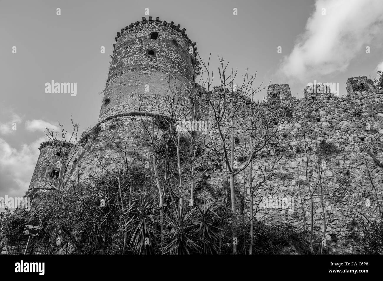 Die Burg Avalos von Vairano Patenora ist ein quadratisches Gebäude mit Steinmauern und vier zylindrischen Ecktürmen. Es wurde von Ripan gebaut Stockfoto