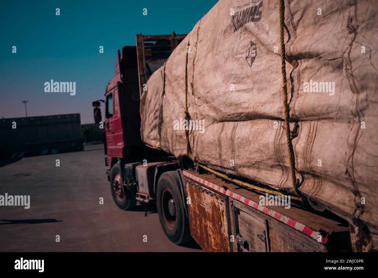 Ein LKW mit großen, mit Leinwänden bedeckten humanitären Hilfspaketen am Grenzübergang zwischen Israel und Gaza Kerem Shalom. Stockfoto