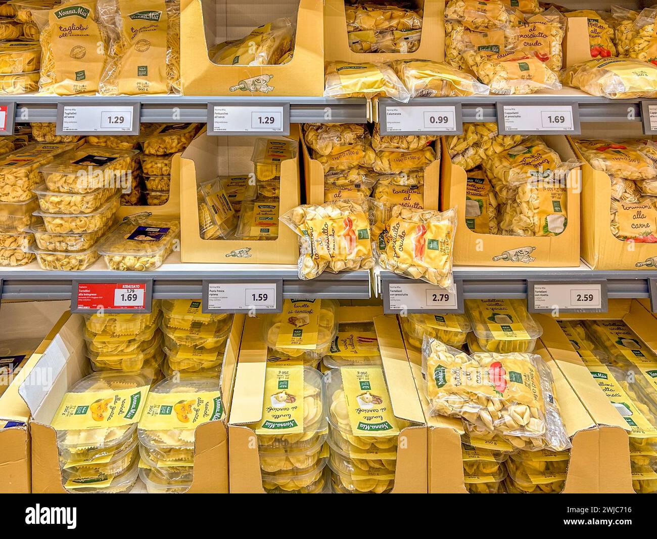Italien - 06. Februar 2024: Frisch gefüllte Nudeln verschiedener Arten und Formen in Paketen in Regalen zum Verkauf im italienischen Supermarkt Tortellin Stockfoto