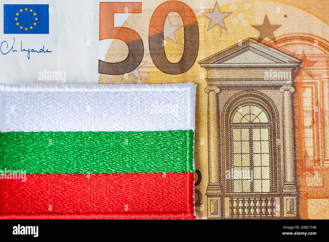 50 Euro-Banknote und bulgarische Flagge, Konzept, Umrechnung des bulgarischen Lew in Euro, Einführung der gemeinsamen europäischen Währung durch Bulgaren Stockfoto