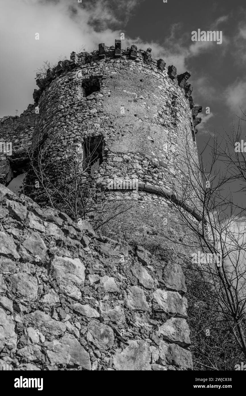 Die Burg Avalos von Vairano Patenora ist ein quadratisches Gebäude mit Steinmauern und vier zylindrischen Ecktürmen. Es wurde von Ripan gebaut Stockfoto