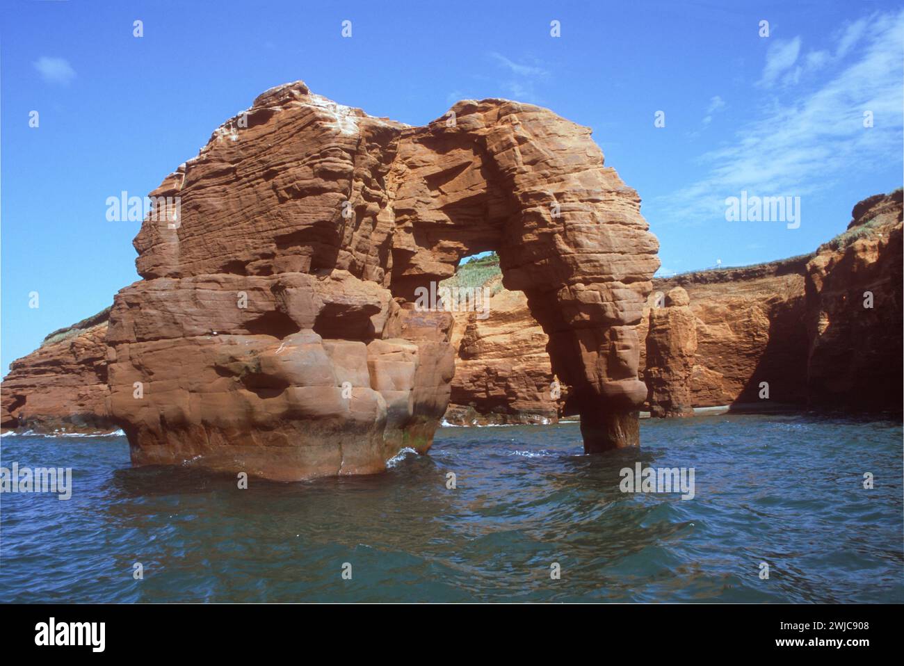 Sandsteinklippen am Ufer des Cap aux Meules auf den Magdalen-Inseln, Isles du Madeleine im Golf von St. Lawrence, Quebec, Kanada Stockfoto