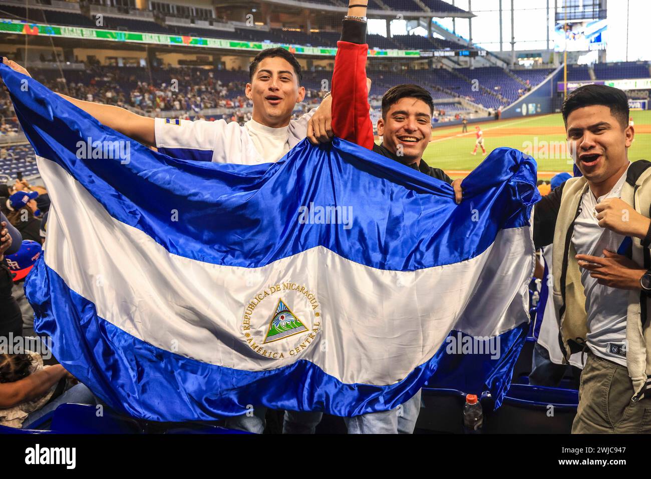 MIAMI, FLORIDA - 1. FEBRUAR: Fan mit der Flagge Nicaragua während eines Spiels zwischen Curazao und Mexiko im loanDepot Park als Teil der Serie del Caribe 2024 am 1. Februar 2024 in Miami, Florida. (Foto: Luis Gutierrez/Norte Photo) Stockfoto