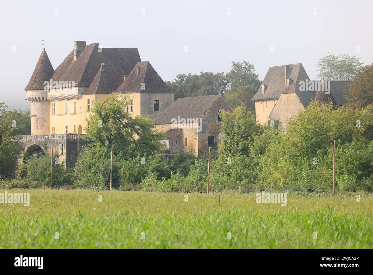 Das Renaissanceschloss Losse am Ufer des Flusses Vézère in Périgord Noir bei Montignac-Lascaux. Geschichte, Architektur, Erbe, Gärten, na Stockfoto