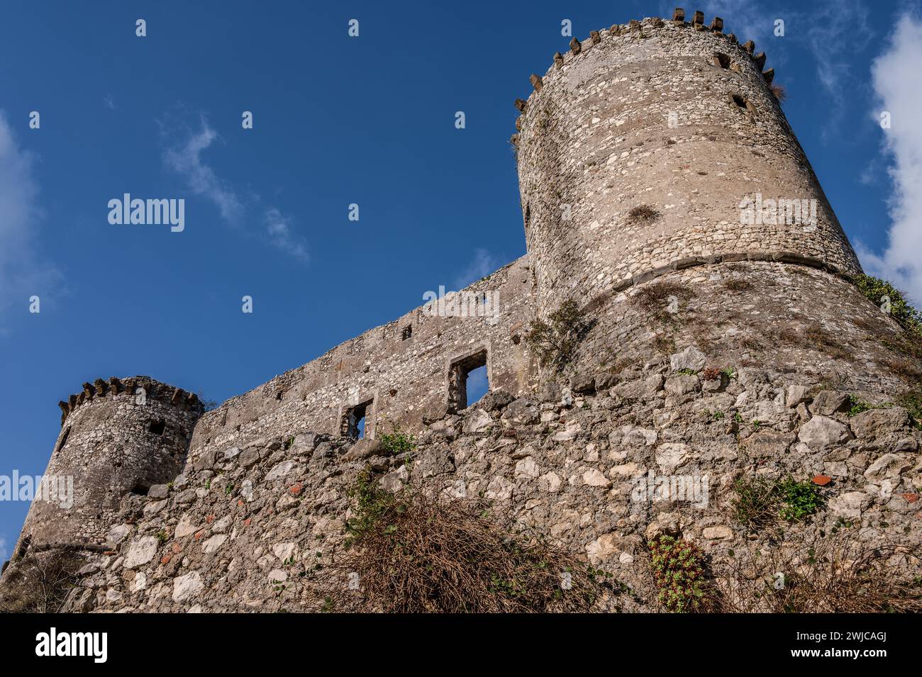 Die Burg Avalos von Vairano Patenora ist ein quadratisches Gebäude mit Steinmauern und vier zylindrischen Ecktürmen. Es wurde von Ripan gebaut Stockfoto