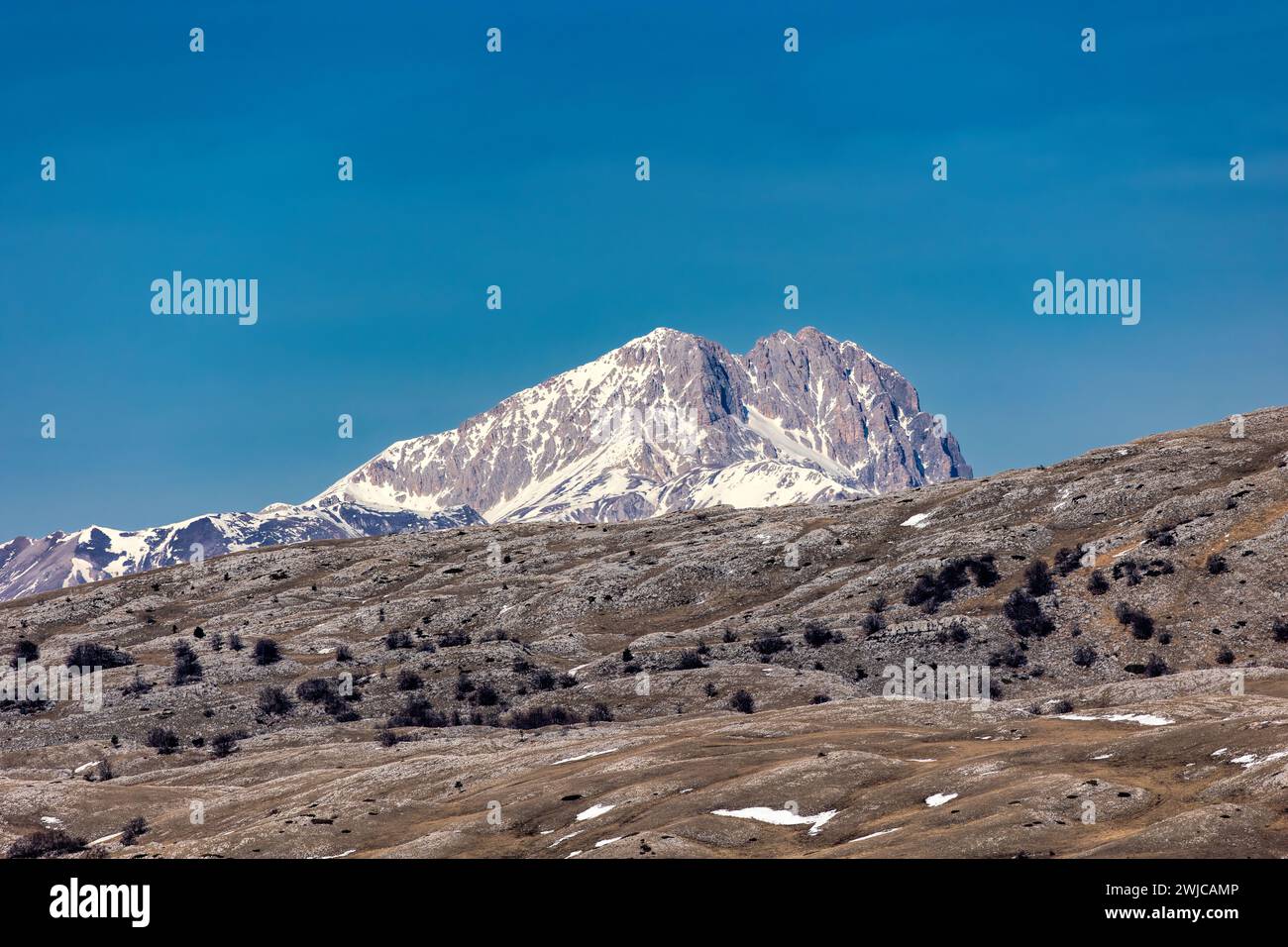 Schneebedecktes Bergpanorama auf blauem Himmel Hintergrund. Apennin Im Zentrum Italiens. Maiella-Gebirgsmassiv im kontinentalen Apennin in Italien. Stockfoto