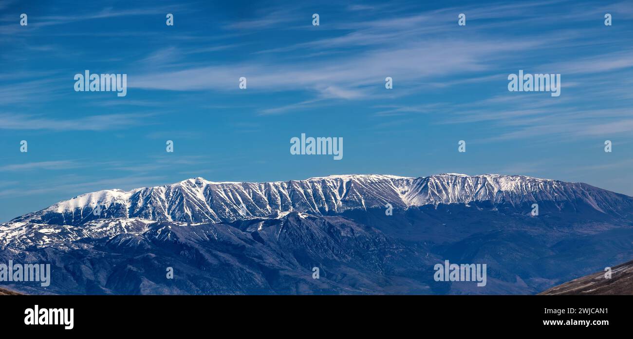 Schneebedecktes Bergpanorama auf blauem Himmel Hintergrund. Apennin Im Zentrum Italiens. Maiella-Gebirgsmassiv im kontinentalen Apennin in Italien. Stockfoto