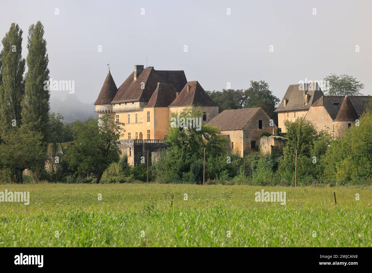 Das Renaissanceschloss Losse am Ufer des Flusses Vézère in Périgord Noir bei Montignac-Lascaux. Geschichte, Architektur, Erbe, Gärten, na Stockfoto