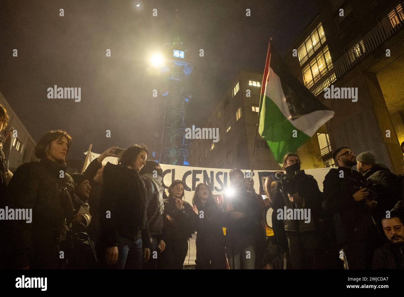 Mailand, Italien. Februar 2024. Foto Alessandro Cimma/LaPresse 14-02-2024 Milano, Italia.Corso Sempione 27. Presidio dell'associazione Giovani palestinesi per dire 'Stop al genocidio' e contro 'l'atteggiamento complice della Rai. Foto Alessandro Cimma/LaPresse 14-02-2024 Mailand, Italien. Corso Sempione 27. Demonstration der Young Palestinians Association, um zu sagen "stoppt den Völkermord" und gegen "die Kompliziertheit von Rai Credit: LaPresse/Alamy Live News" Stockfoto